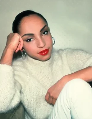 Η Sade μαγεύει το πλήθος με τη live performance του 'Smooth Operator'