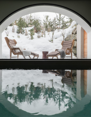 Ένα χιονισμένο σαλέ στο Saint Moritz ενώνει υποδειγματικά την παράδοση με τον μοντερνισμό