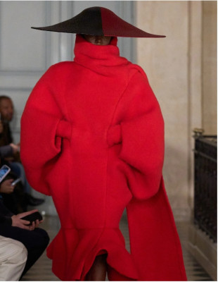 Ο Jacquemus παρουσίασε τη Le Palmier, μια collection εμπνευσμένη από την κόρη του Picasso, Paloma, για τη FW26