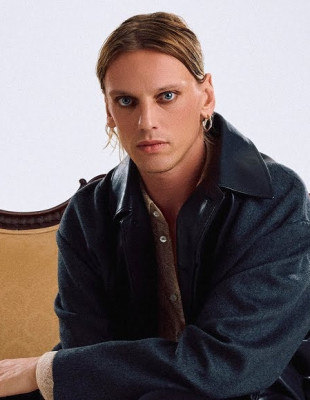 Ο Jamie Campbell Bower αποκαλύπτει τους καλλιτέχνες που επηρέασαν τη δουλειά του