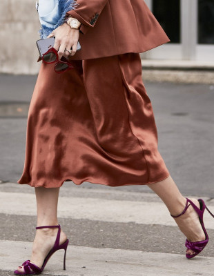 Οι midi φούστες που θα αντικαταστήσουν όλα τα παντελόνια της γκαρνταρόμπας σας