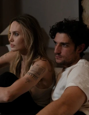 Couture: Η Angelina Jolie επιστρέφει στη μεγάλη οθόνη με έναν ρόλο που την ταυτίζει με την μητέρα της 