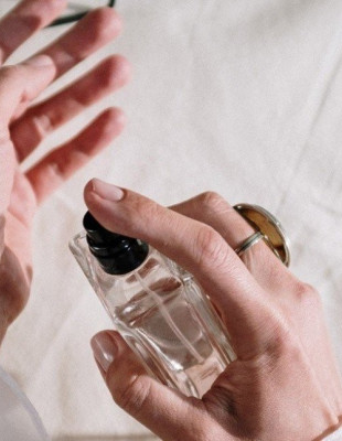 Κάθε perfume lover θα θέλει να έχει στη συλλογή του μία από αυτές τις 5 νότες που θα κυριαρχήσουν φέτος
