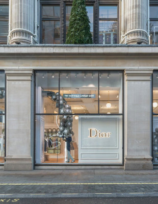 O Jonathan Anderson «καταφθάνει» στο Selfridges του Λονδίνου με ένα ιδιαίτερο pop-up προς τιμήν της κληρονομιάς του Dior 