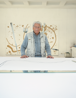 Ο κορυφαίος εικαστικός Κώστας Τσόκλης σε μια σπάνια συνέντευξη στο επετειακό τεύχος του GLOW