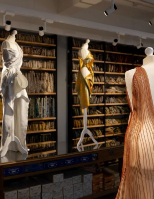 Η σχεδιάστρια, Denise Ελευθερίου, μιλάει αποκλειστικά στο GLOW για την έκθεση «ΝΗΜΑΤΩΝ ΕΝΔΥΜΑ» στο Μουσείο Μπενάκη