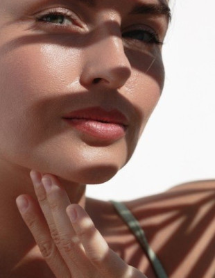 Η νέα σειρά Gold Chronos από τους Athonites προσφέρει μία ολοκληρωμένη εμπειρία περιποίησης μόνο με τρία απλά βήματα