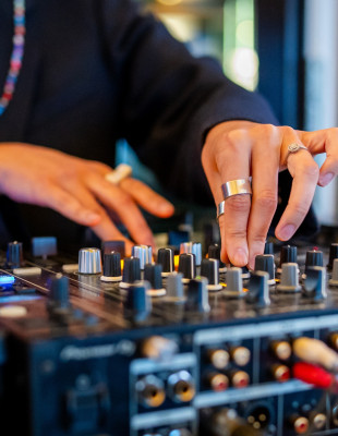 Το GLOW.GR συνομιλεί με πέντε επιδραστικές DJs που δίνουν ρυθμό στη μουσική σκηνή της Θεσσαλονίκης