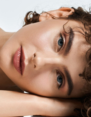 O μόνος σωστός τρόπος για να χρησιμοποιήσετε τα καλλυντικά σε μορφή stick στο μακιγιάζ σας