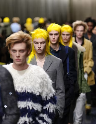 Ο Jonathan Anderson παρουσίασε την ανατρεπτική ανδρική συλλογή του οίκου Dior στο Παρίσι