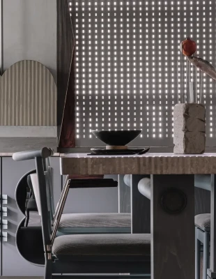 Κι όμως, το γκρι στο σπίτι μπορεί να μην είναι βαρετό αν αποδοθεί με μπρουταλιστικό τρόπο