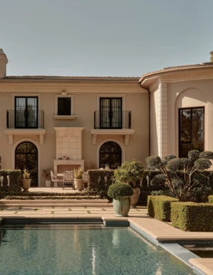 Η αίγλη του Beverly Hills συναντά την παριζιάνικη κομψότητα σε αυτήν την château-style κατοικία