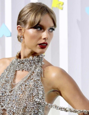 Η Taylor Swift είναι η κορυφαία καλλιτέχνιδα για το 2025 και ο κόσμος υποκλίνεται μπροστά της