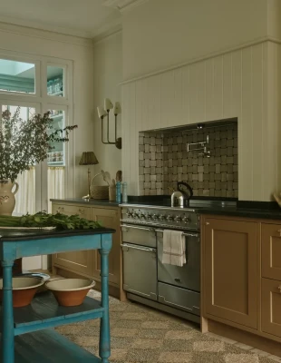 Ένα βικτοριανό σπίτι αναγεννιέται στο Hackney και συνδυάζει τη σύγχρονη καθημερινότητα με τον vintage χαρακτήρα