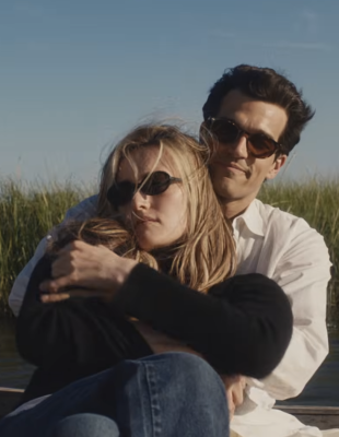 Η Carolyn Bessette-Kennedy και η αναδρομή στο iconic στιλ της