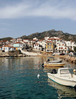 Αυτό το ελληνικό νησί αποτελεί τον απόλυτο επίγειο παράδεισο για τους Βρετανούς