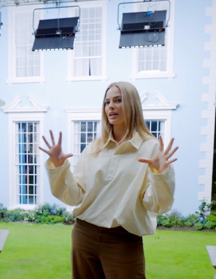 Η Margot Robbie μας ξεναγεί στο σκηνικό της ταινίας Ανεμοδαρμένα Ύψη