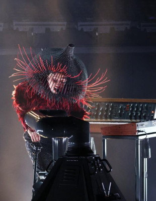 Απολαύστε τη Lady Gaga να ερμηνεύει το “Abracadabra” στα φετινά Grammys