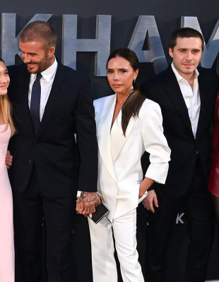 Η πρώτη δημόσια εμφάνιση της οικογένειας Beckham στο Παρίσι μετά τις αναρτήσεις του Brooklyn