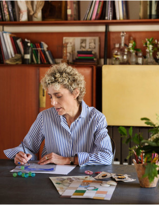 Η Francesca Villa μετατρέπει την αγάπη της για τα ταξίδια σε κοσμοπολίτικα κοσμήματα με ιστορία