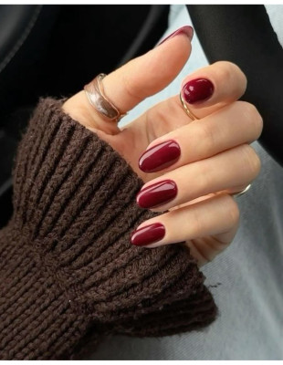 Berry Nails: Το πιο ελκυστικό μοβ μανικιούρ του χειμώνα και οι ιδέες για να το υιοθετήσετε