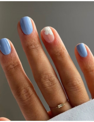 Τα baby blue nails είναι το πιο γλυκό μανικιούρ που μας κάνει να ανυπομονούμε για την άνοιξη