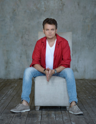 Λίγο πριν την αυριανή συναυλία του στη Θεσσαλονίκη, ο δημοφιλής Ουκρανός τενόρος Dmytro Popov μας μιλά για τη σημαντική μουσική διαδρομή του