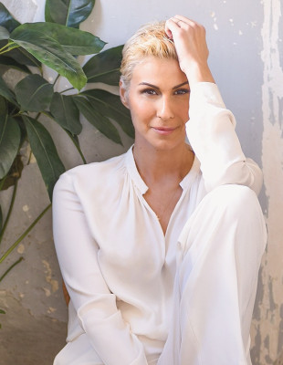 Η Άννα Κανδαράκη σε μια αποκλειστική συνέντευξη στο GLOW μιλά για την ανάγκη να ζούμε λιγότερο στο «πρέπει» και περισσότερο στο «αληθινό»