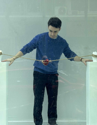 SKG Stories: Για τον εικαστικό Κυριάκο Καμπαρτίνα, ακόμη και η επώδυνη πλευρά του έρωτα κρύβει πάντα κάτι όμορφο