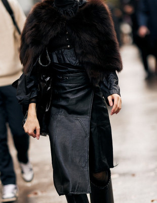 Οι δερμάτινες φούστες είναι ό,τι πιο hot θα συναντήσετε αυτήν τη στιγμή