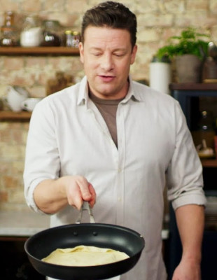 Ο Jamie Oliver μας μαγειρεύει pancakes και κάνει τα πρωινά μας πιο νόστιμα