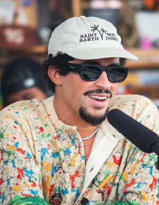 Ο Bad Bunny μας ταξιδεύει μέσα από την εμφάνισή του στο Tiny Desk Concert