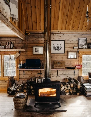 Ένα απομονωμένο ξύλινο σπίτι στη Σουηδική Λαπωνία είναι το καταφύγιο όπου θα θέλαμε να βγάλουμε τον χειμώνα