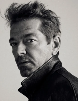 O Pieter Mulier αναλαμβάνει τη θέση του Chief Creative Officer στον οίκο Versace