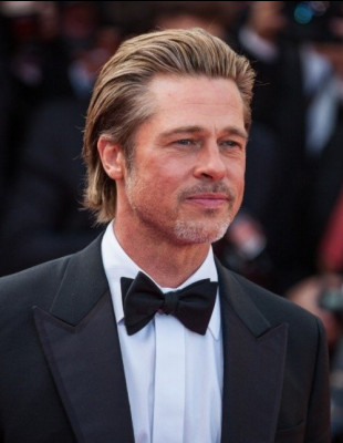 O Brad Pitt καταφθάνει στην Ύδρα και όλα τα βλέμματα στρέφονται επάνω του