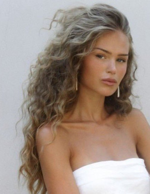 Τι πρέπει να κάνετε από τώρα αν θέλετε να έχετε τα πιο μακριά και αξιοζήλευτα μαλλιά το καλοκαίρι