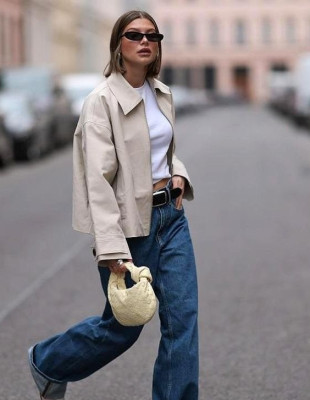 Λατρεύετε τα baggy jeans; Οι fresh τρόποι να τα φορέσετε ώστε να παραμείνετε κομψή