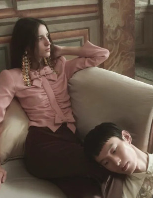 Ο οίκος Valentino μετατρέπει τις πυγολαμπίδες σε σύμβολο ελπίδας, ομορφιάς και αντίστασης