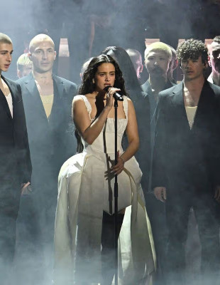 Brit Awards 2026: Δείτε την απίστευτη εμφάνιση της Rosalía