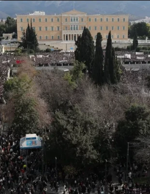 Τέμπη, τρία χρόνια μετά: Όλη η Ελλάδα στους δρόμους ζητά δικαιοσύνη για την ανείπωτη τραγωδία