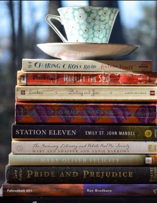 5 νέα βιβλία που δεν πρέπει να λείπουν από το κομοδίνο σας την άνοιξη