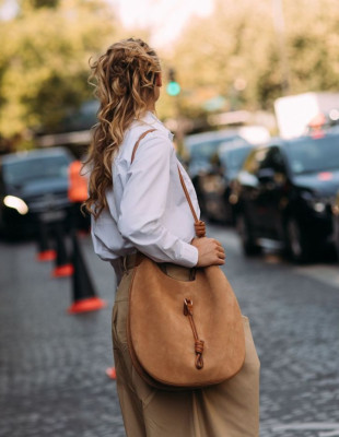 Οι suede τσάντες είναι το πιο hot αξεσουάρ αυτή τη στιγμή