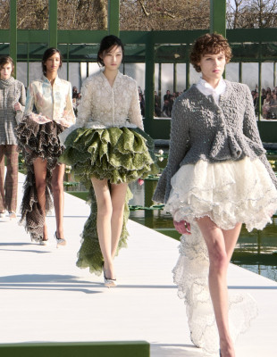 Dior FW26: Οι τάσεις που θα μας απασχολήσουν το επόμενο φθινόπωρο από την ξεχωριστή collection του Jonathan Anderson