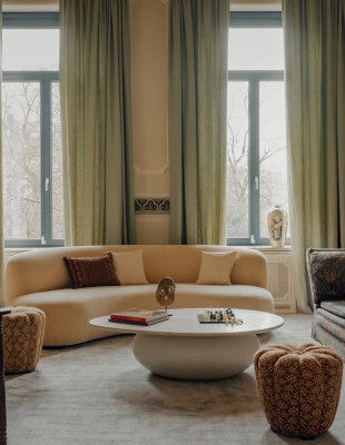 Στην κεντρική Ευρώπη υπάρχει μια κατοικία με χρώματα και πολιτισμικές αναφορές στη ζεστή Αίγυπτο