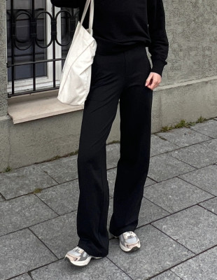 Τα μαύρα παντελόνια που θα μετατραπούν σε key items των επόμενων μηνών