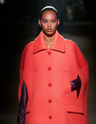 Ο Pierpaolo Piccioli κινήθεικε ανάμεσα στο φως και το σκοτάδι για τη νέα του συλλογή για τον Balenciaga