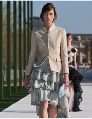 Paris Fashion Week: Ο Jonathan Anderson παρουσίασε μια συλλογή για τον Dior βγαλμένη από... ανοιξιάτικο πίνακα ζωγραφικής