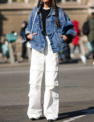 Λατρεύετε τα cargo pants; Πώς θα τα φορέσετε κομψά την άνοιξη