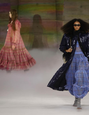 Η Εβδομάδα Μόδας του Παρισιού συνεχίζεται με shows που εντυπωσιάζουν