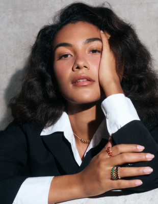 Η Olivia Dean έγινε ambassador του οίκου Cartier κι εμείς ανατρέχουμε στα 5 εμβληματικά timepieces που αξίζει να γνωρίζετε